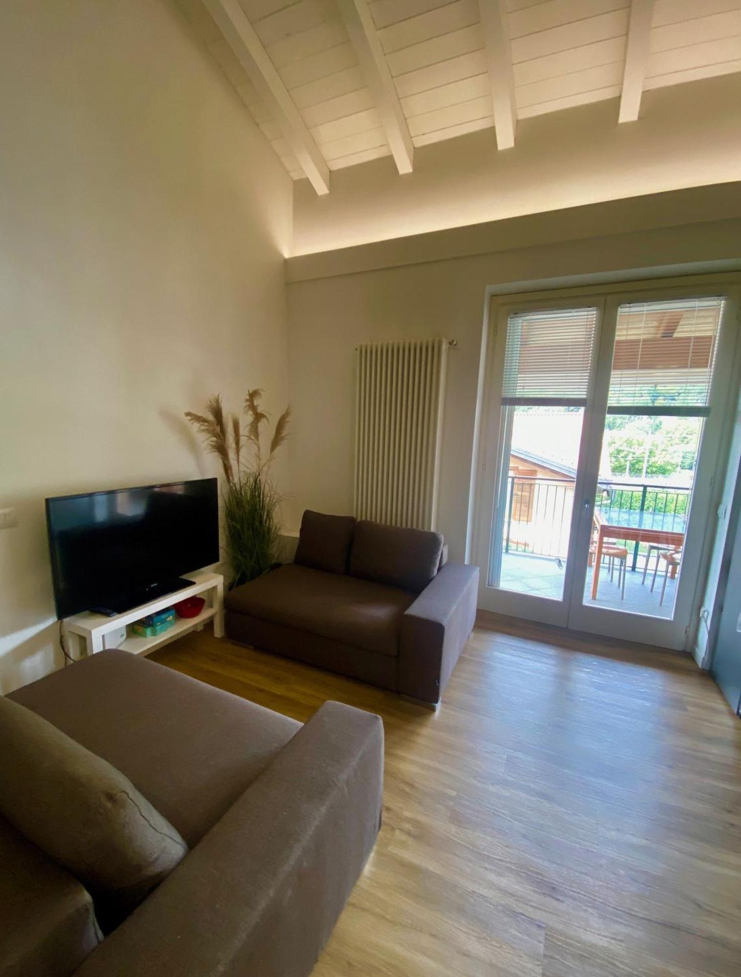 Modern Apartment With Terrace And Mezzanine Floor Colico Exterior foto
